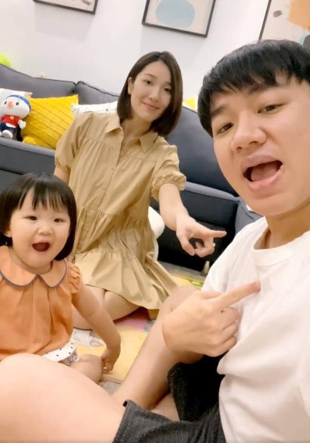 抱女儿的视频吃瓜,视频记录爸爸抱女儿温馨吃瓜时光