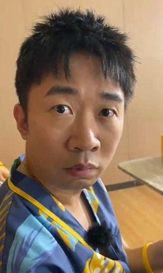 抱女儿的视频吃瓜,视频记录爸爸抱女儿温馨吃瓜时光