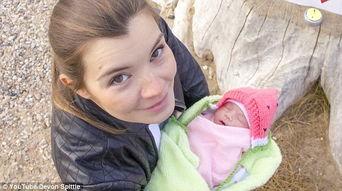 抱女儿的视频吃瓜,视频记录爸爸抱女儿温馨吃瓜时光