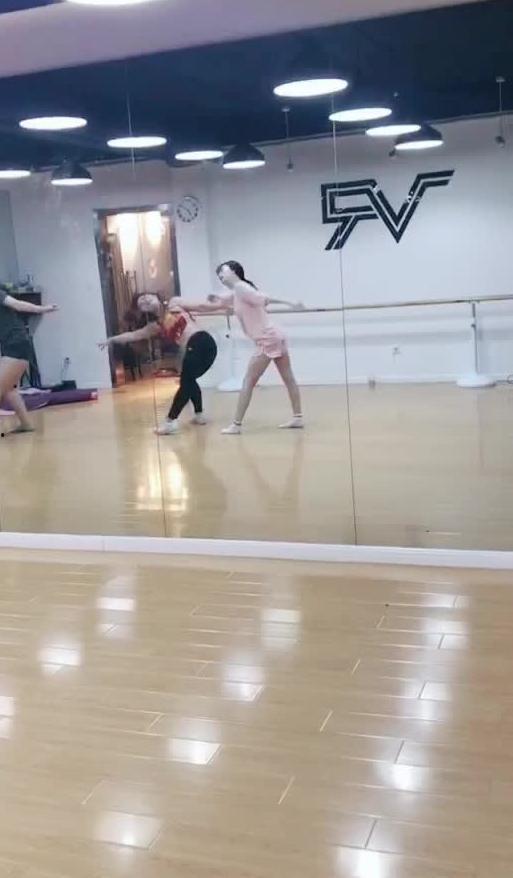 廊坊跳舞视频吃瓜,吃瓜群众围观舞蹈盛宴