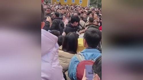 围着人吃瓜的视频大全,揭秘网络视频中的围观现象