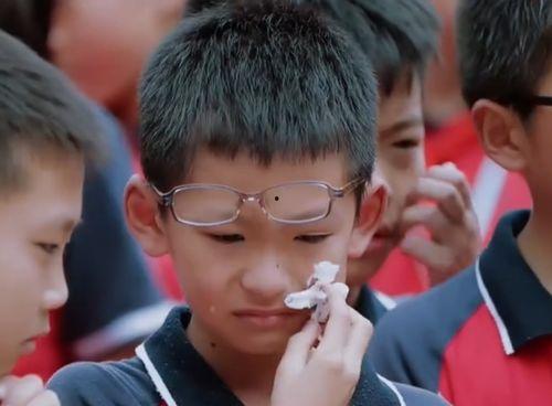 小男孩搞笑吃瓜视频,小男孩搞笑吃瓜，萌态十足引网友爆笑