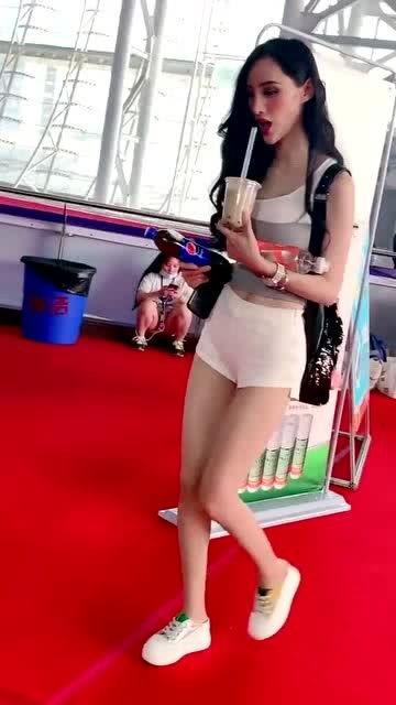 模特大姐吃瓜图片视频,表情包新宠诞生！