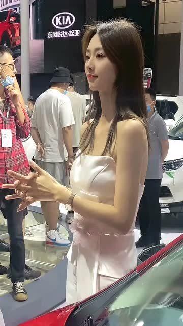 模特大姐吃瓜图片视频,表情包新宠诞生！