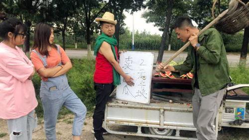 摆摊被砍吃瓜视频,摆摊惨遭砍伤，吃瓜群众围观现场