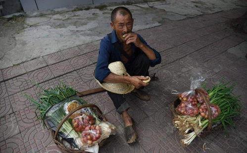 摆摊被砍吃瓜视频,摆摊惨遭砍伤，吃瓜群众围观现场