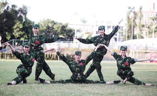 大学军训跳舞视频吃瓜网,大学新生舞蹈视频走红，吃瓜网友热议