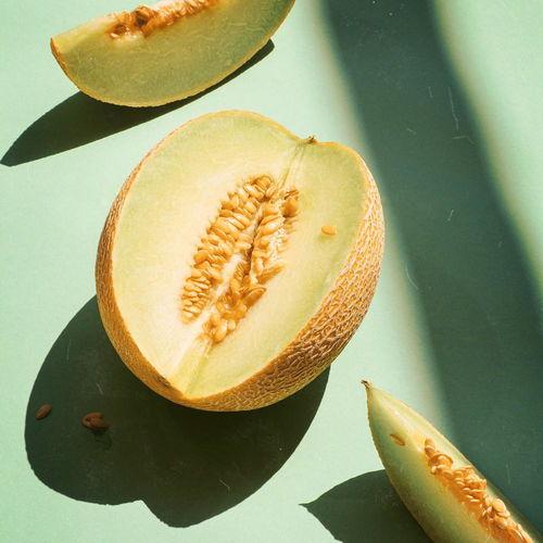 动物吃哈密瓜的视频播放,动物们的哈密瓜美食之旅