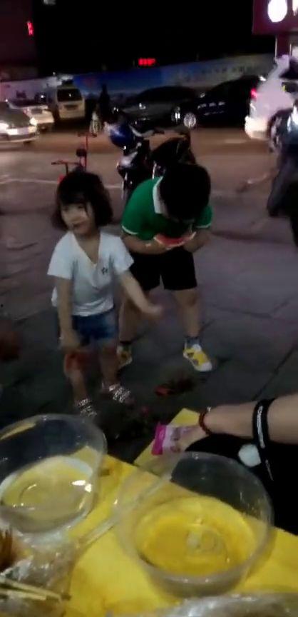 福建兄妹视频吃瓜,揭秘家庭欢乐时光