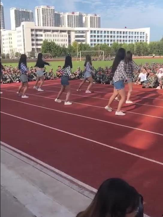军训大一舞蹈吃瓜视频,青春活力，笑点满满