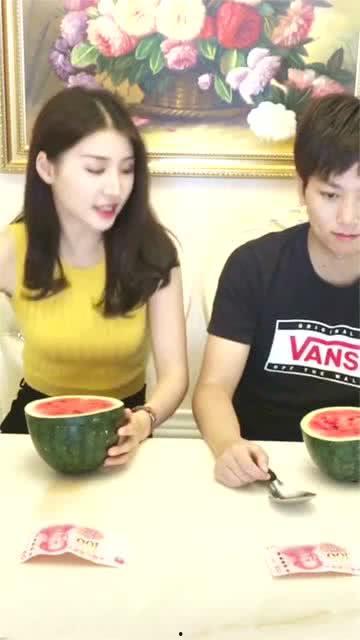 夫妻俩吃瓜视频在线观看,揭秘娱乐圈幕后故事